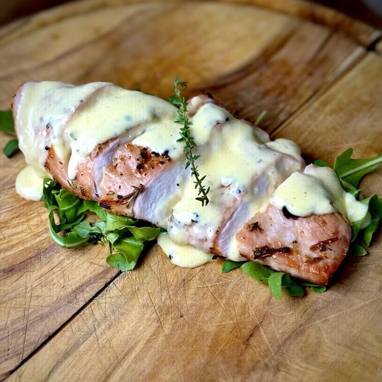 Стейк из куриной грудки с сырным соусом